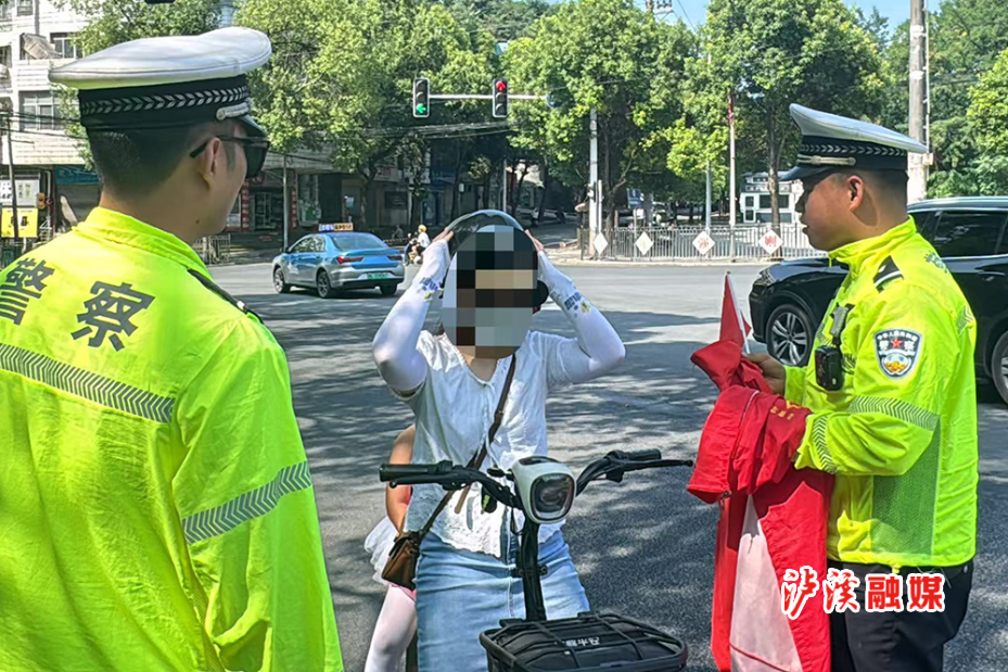 交警红马甲.jpg