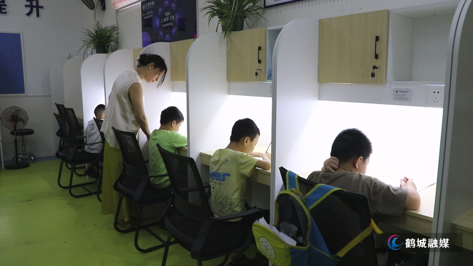 心街坊社区：暑期公益“双课堂”开课 书法自习点亮少年假期.mp4_20250716_163147.765.jpg