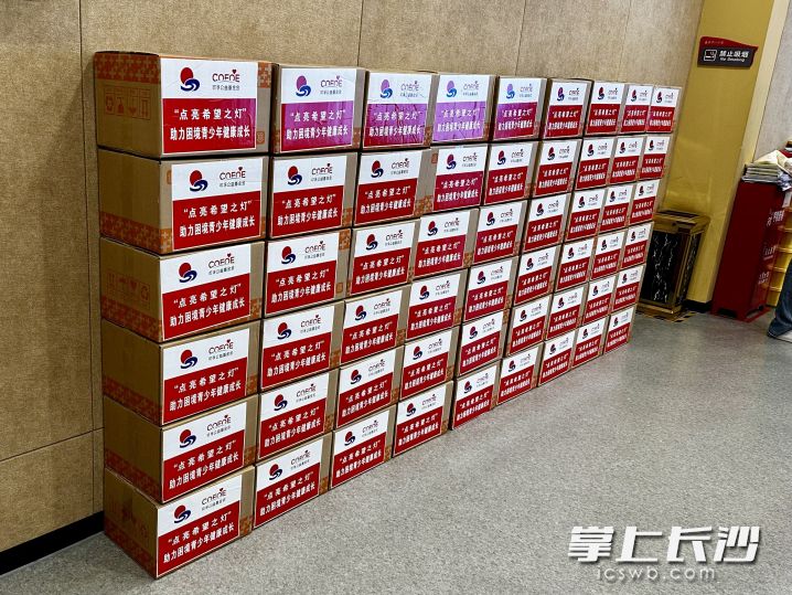 爱心企业捐赠的关爱健康礼包。