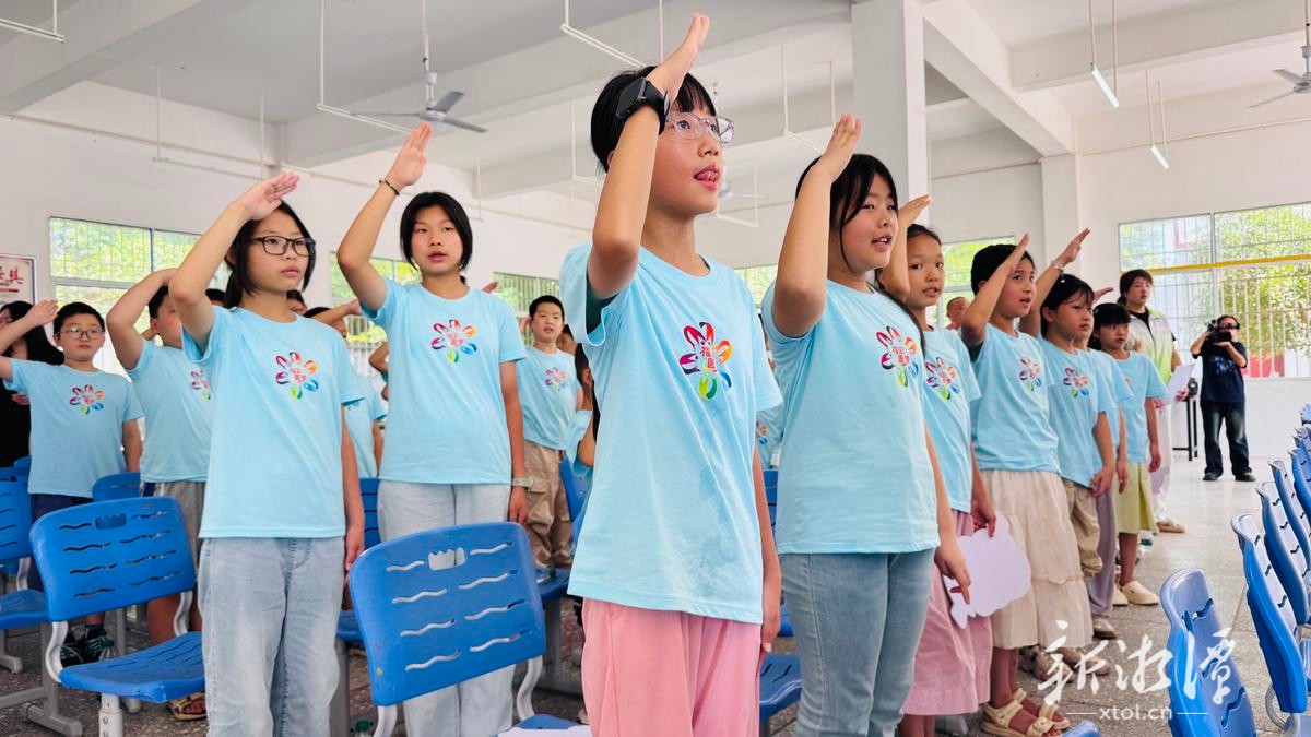 开营少年行队礼宣誓。（全媒体记者 李新辉摄）.jpg