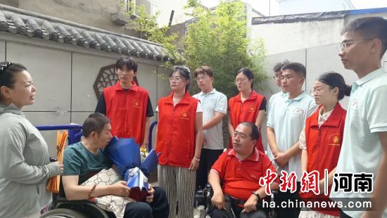 杞县开展“礼遇英雄模范 传承雷锋精神”暑期实践活动