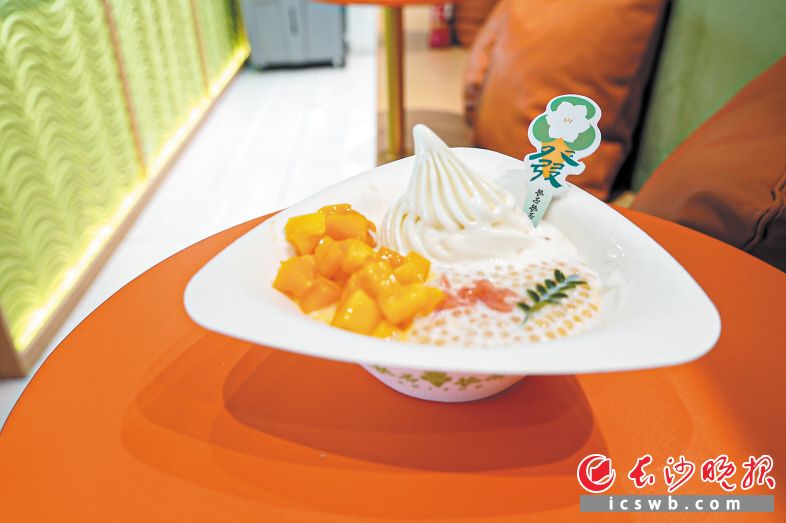 “栀否栀否”的芒果酥山兼具颜值和口味。