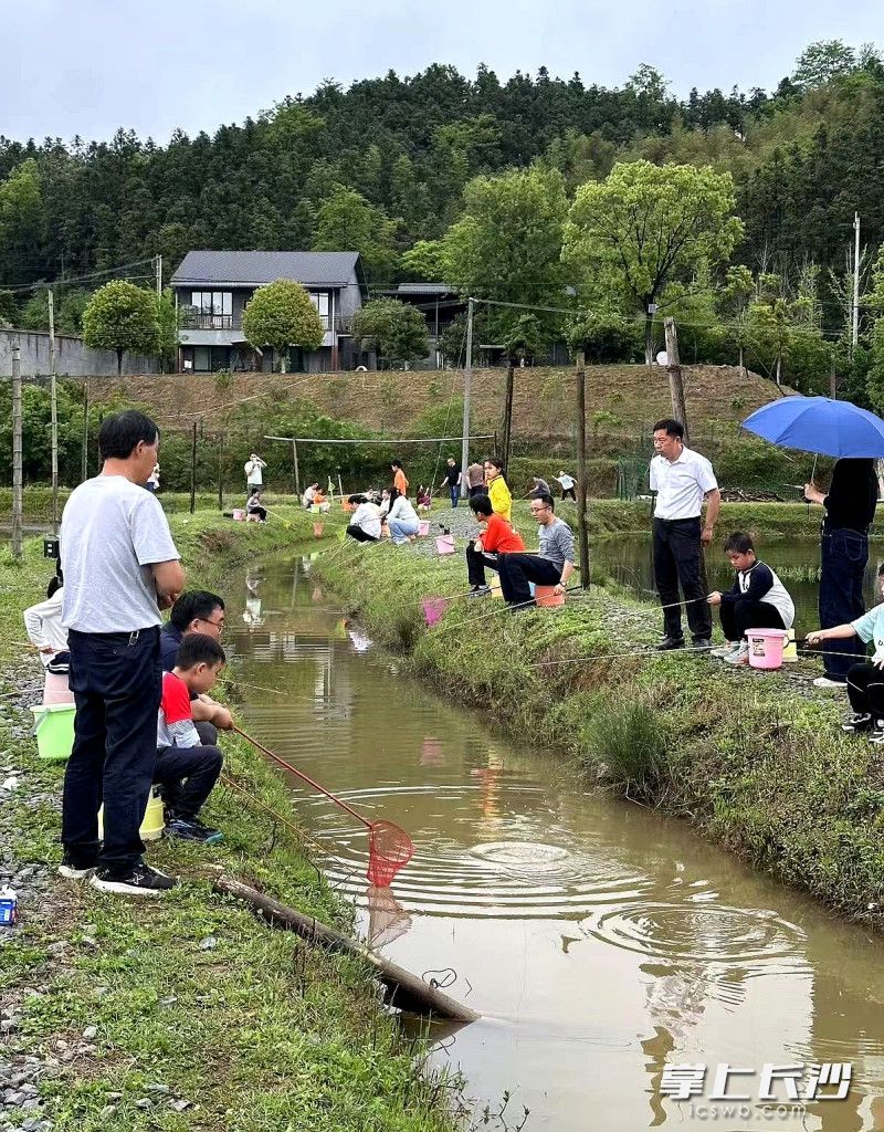 游客在钓虾。