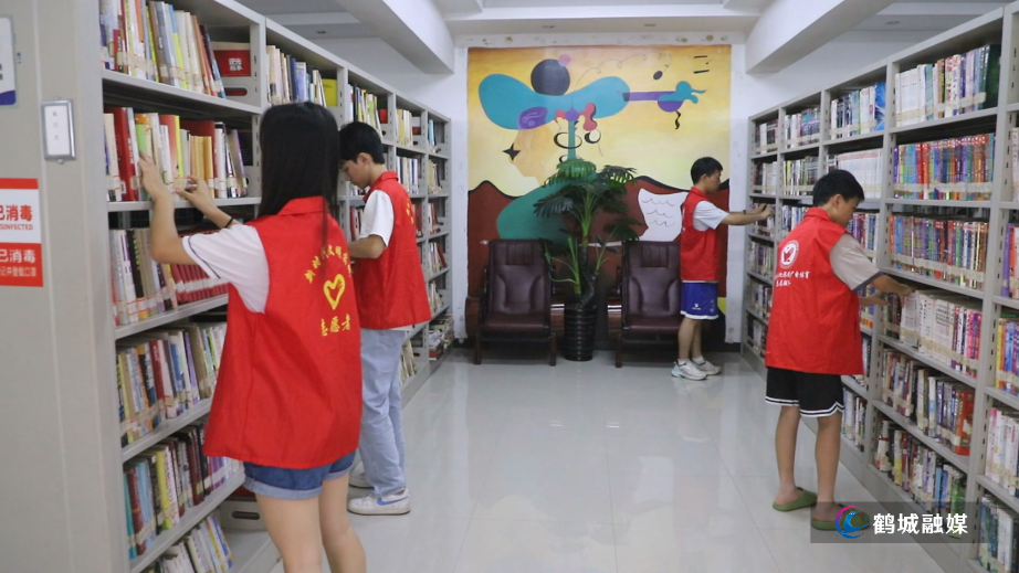 解锁暑期新身份 鹤城区少年化身图书管理员玩转书香世界.mp4_20250717_163135.260.jpg