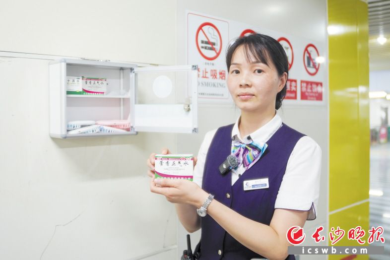 万家丽地铁站内设置了便民服务箱，里面备有各类防暑用品。均为长沙晚报全媒体记者 邓迪 摄