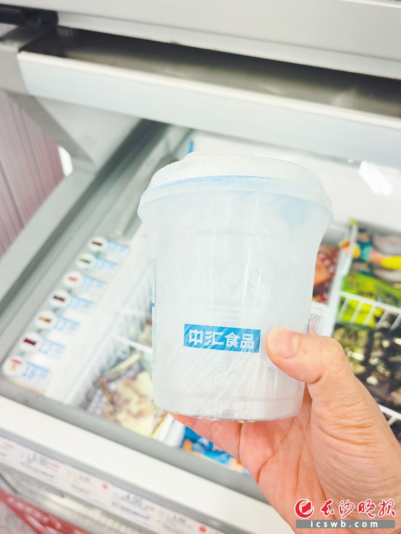 　　冰杯在便利店已普遍铺货。　　长沙晚报全媒体记者 刘捷萍 摄