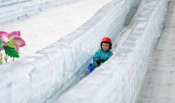 湖南：冰雪中躲避高温红色预警