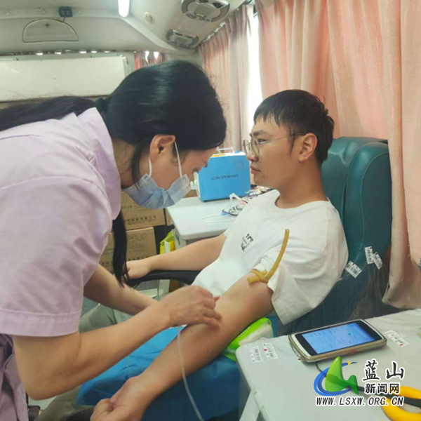 所城镇：干群齐献爱心血，涓涓暖流润生命.jpg