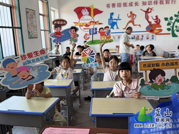 蓝山县返乡大学生开展“防性侵，防溺水”暑期安全教育宣讲活动.jpg
