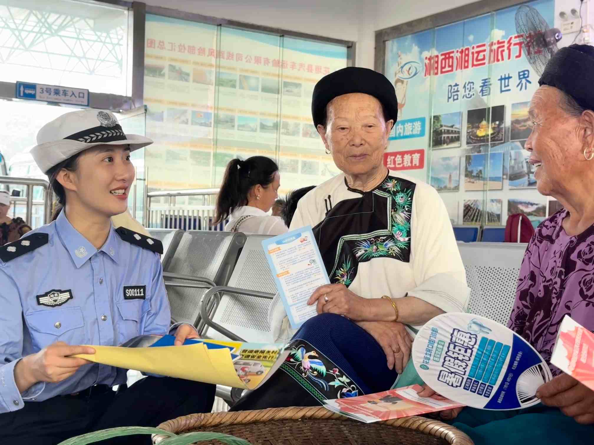 “交安＋反诈”宣教进集市（单位供图）