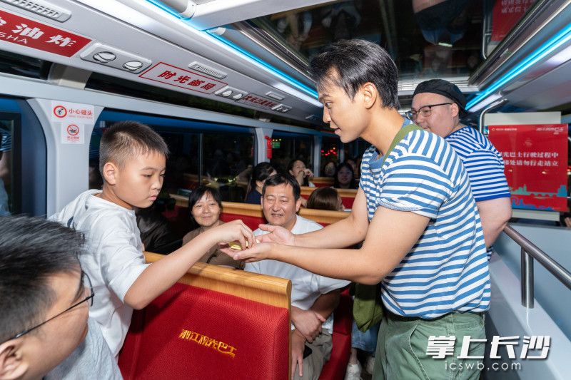 即兴喜剧最重要的就是互动，喜剧巴士整场演出“互动感”无处不在，让观众实时参与到表演中。