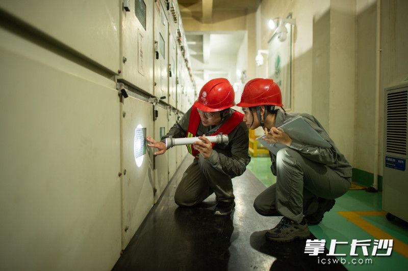 夜巡的最后一站是主控室，这里是变电站的“大脑”。门一开，一股凉意袭面而来，跟外面比简直是天壤之别。