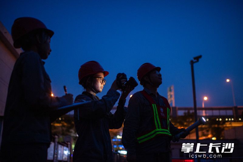 7月17日晚，220千伏红星变电站，国网长沙变电检修公司的一个班组开展高温高负荷夜巡。 均为长沙晚报全媒体记者黄启晴摄