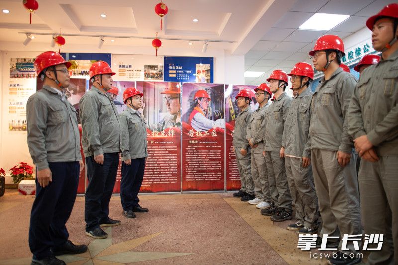 7月17日傍晚，国网长沙变电检修公司班组集合布置任务准备出发。