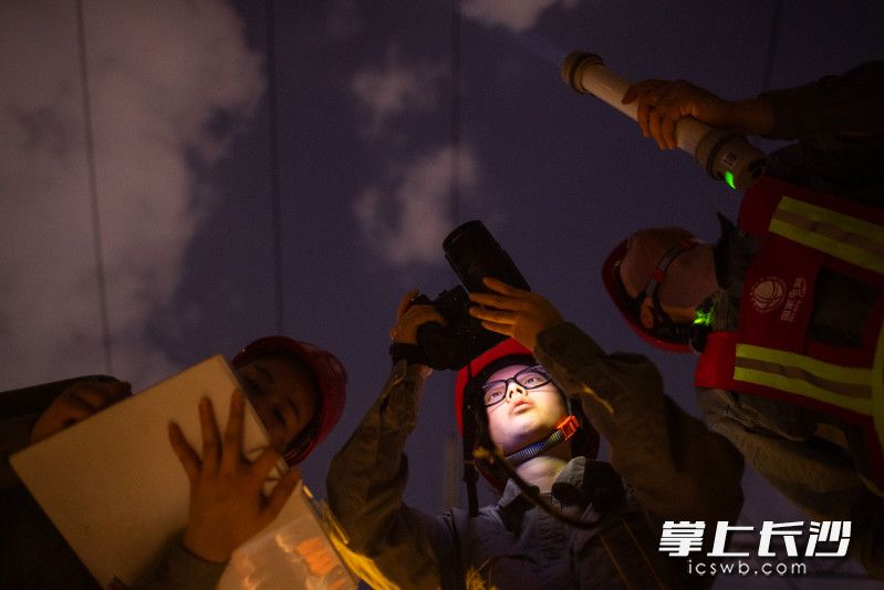 经过一番测温，手举测温仪的检修工黄姿柔（中）感到手臂一阵酸麻，不禁顿了顿。