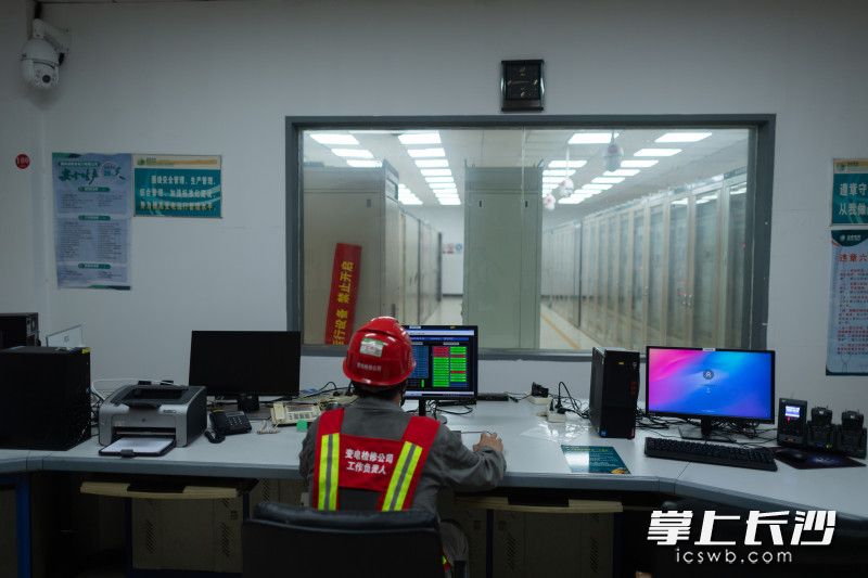 今年度夏以来，国网长沙变电检修公司累计出动320余人次，开展162站次特巡和带电检测工作，全力以赴做好安全供电和服务保障工作。