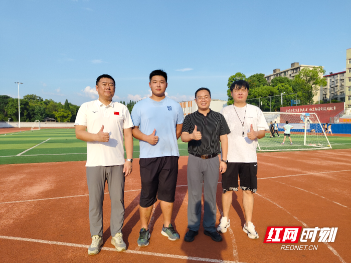 彭翔宇与景弘校长邓春林和启蒙教练龙腾、徐自尊合影.jpg