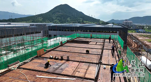 我县错峰施工战酷暑 工程建设有“凉”方1.jpg