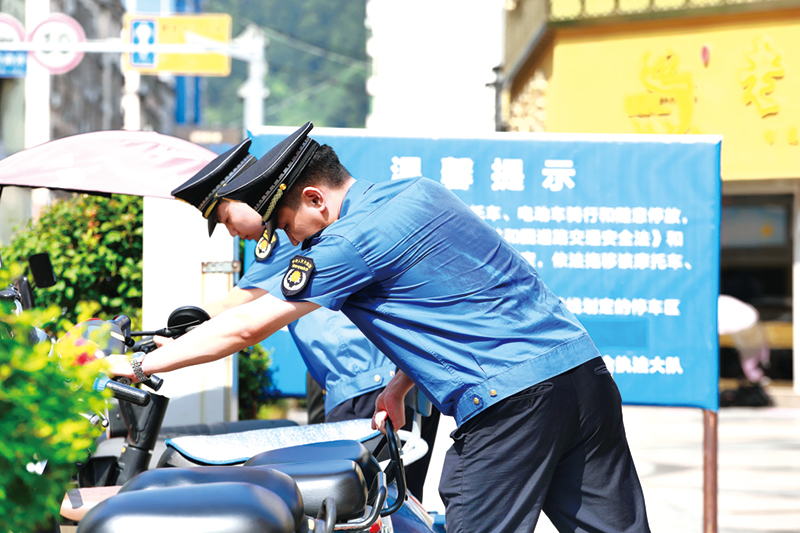 战高温斗酷暑，“汗”卫城市容颜