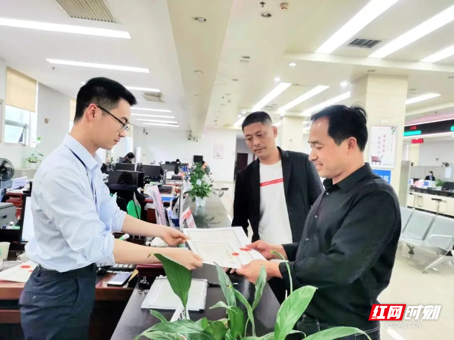 为经营主体提供全程“帮代办”服务.jpg