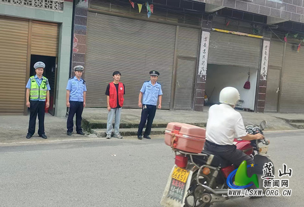浆洞瑶族乡开展“一盔一带”专项整治行动.jpg