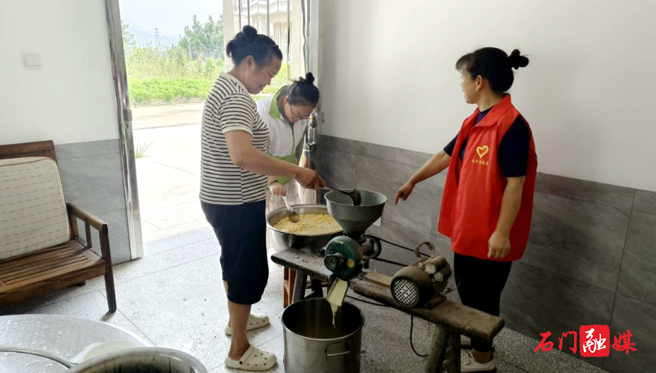 皂市镇:暖暖桐子叶粑粑,满满敬老情1.jpg 皂市镇:暖暖桐子叶粑粑,满满敬老情1.jpg