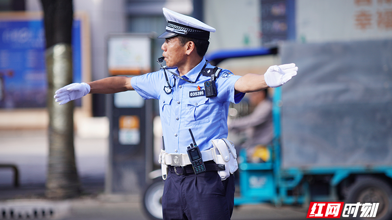 株洲交警：高温下的“荧光绿” 用汗水浇筑平安通途