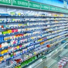 药店经营无中文标签进口化妆品应如何判定其违法行为？
