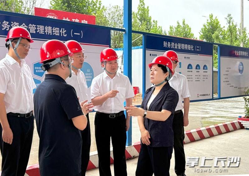吴桂英在湖南湘江新区调研城中村改造工作。 均为长沙晚报全媒体记者 郭雨滴 摄 吴桂英在湖南湘江新区调研城中村改造工作。 均为长沙晚报全媒体记者 郭雨滴 摄
