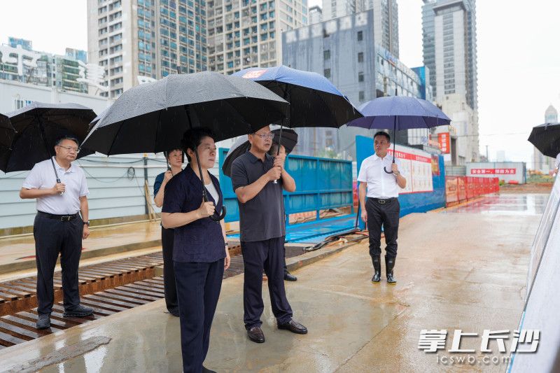 7月22日,省委常委、市委书记吴桂英调研城市更新和城中村改造工作,来到开福区潘家坪路排水管道及附属设施项目现场。 7月22日,省委常委、市委书记吴桂英调研城市更新和城中村改造工作,来到开福区潘家坪路排水管道及附属设施项目现场。