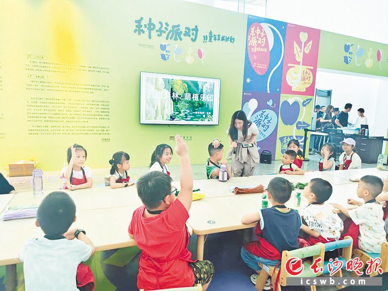 　　湖南美术馆推出多个展览，吸引众多孩子和家长走进美术馆。均为长沙晚报实习生 黄自强 肖惠馨 摄影报道