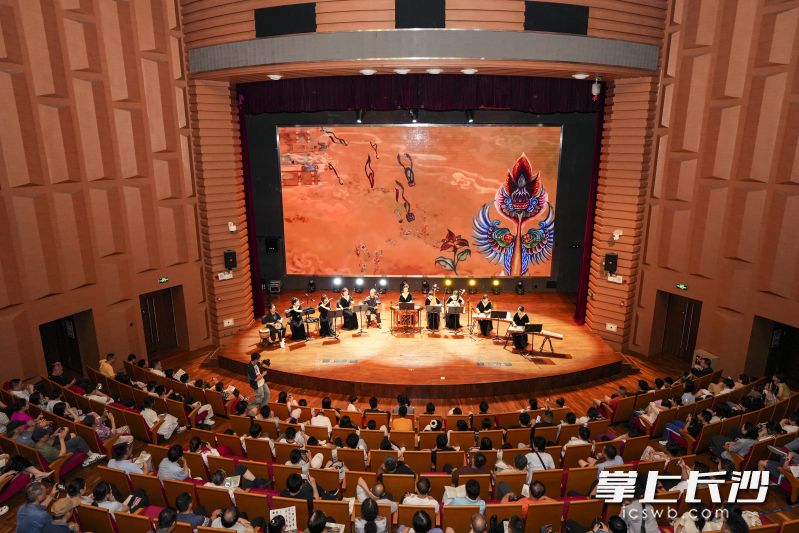 7月23日晚，“音乐长沙”系列活动之“弦悦·风华”二胡专场公益音乐会在长沙音乐厅举行。