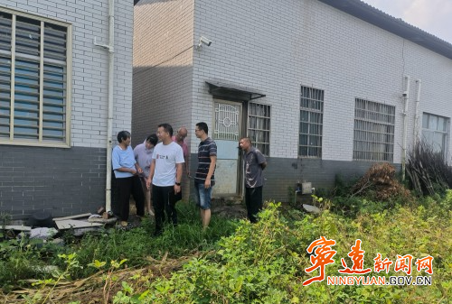 寧遠(yuǎn)保安鎮(zhèn)：維修管道 化解群眾“堵”心事1_副本500.jpg