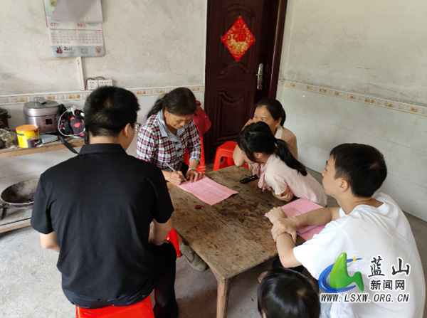 荆竹瑶族乡开展“利剑护蕾·暑期防溺水”专项行动入户宣传活动.jpg