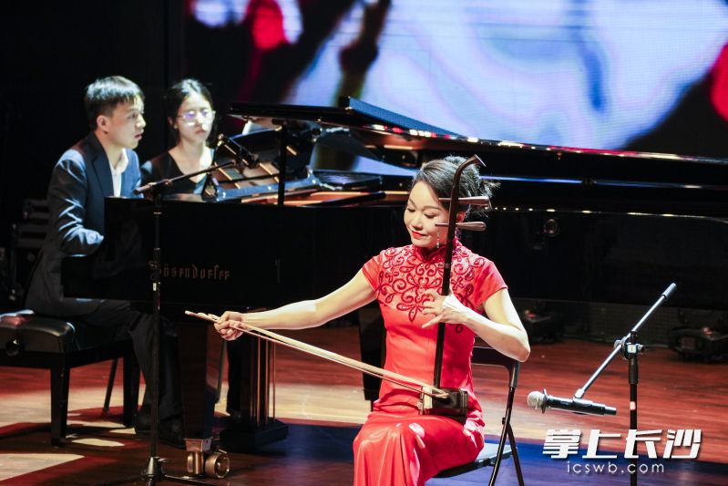 长沙市音协主席张音悦演奏《红梅主题随想曲》。