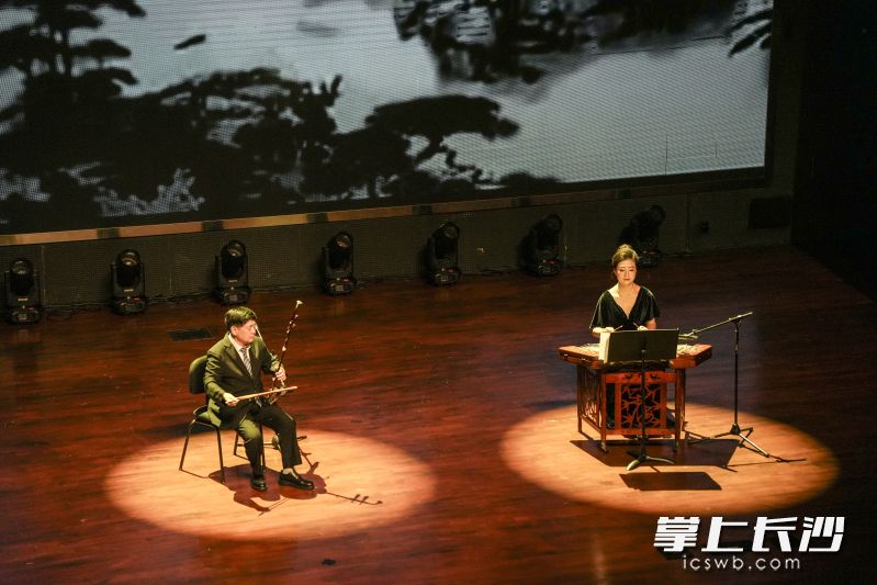 老一辈二胡演奏家王罗生（右）演绎经典曲目《二泉映月》。均为通讯员供图