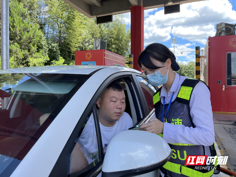 第二部分：收费员给司机办理ETC并讲解小程序功能.jpg