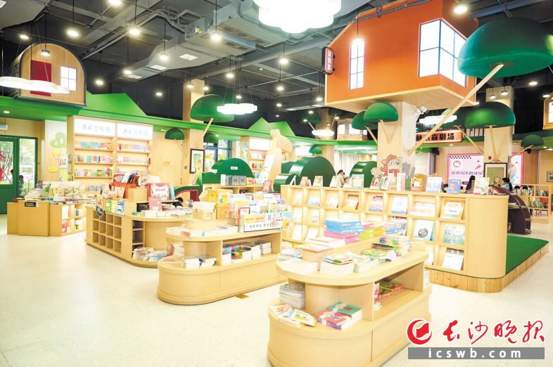 　　位于梅溪湖畔的笨狼家林木森书店，仿佛是“童话现实版”。资料图片