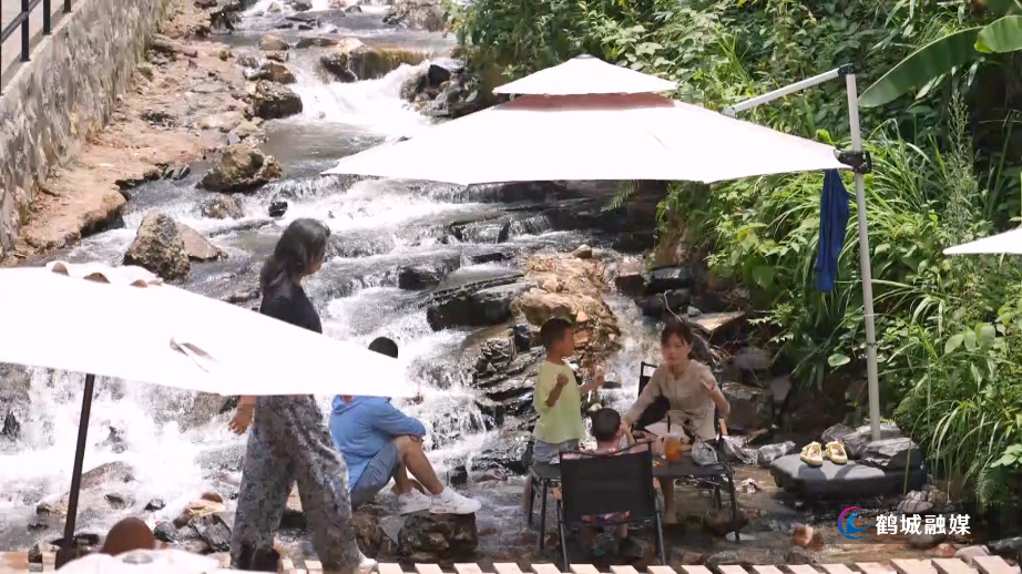 龙口瀑布成夏日“清凉打卡地” 市民尽享休闲好时光-1.mp4_20250728_170501.967.jpg