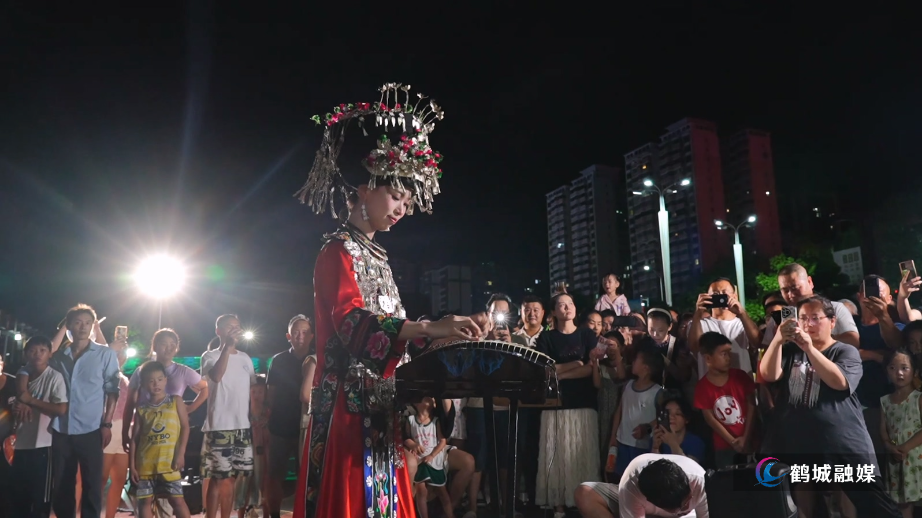 旅法古筝博主“碰碰彭碰彭”五溪广场公益演奏 传播国乐之美.mp4_20250728_172037.966.jpg