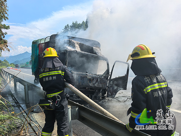 轮轴故障致高速货车起火 我县消防部门紧急救援“抢”回8万元货物2.jpg
