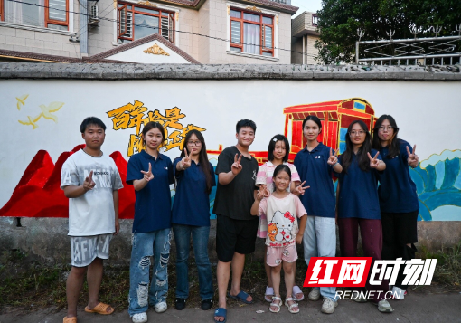 与当地小朋友在墙绘主题前留影.png