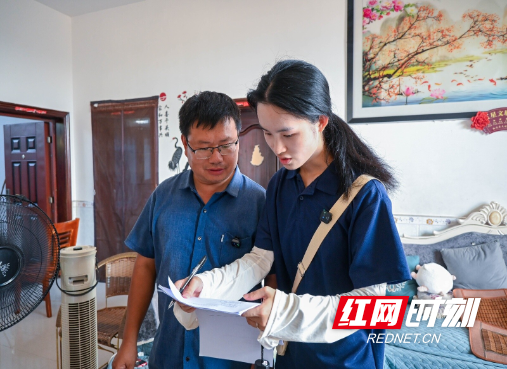 在农户家进行调研.png