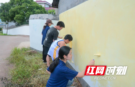 与当地小朋友铺设墙绘底漆.png