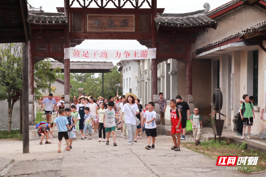 红色研学-参观.jpg