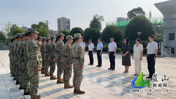 县领导“八一”走访慰问驻蓝部队官兵2.jpg