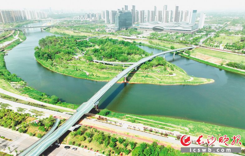 　　步行廊桥（中轴公园—黎托公园）建设工程以“城市阳台”为设计理念。　　均为湖南建投六建集团市政公司供图