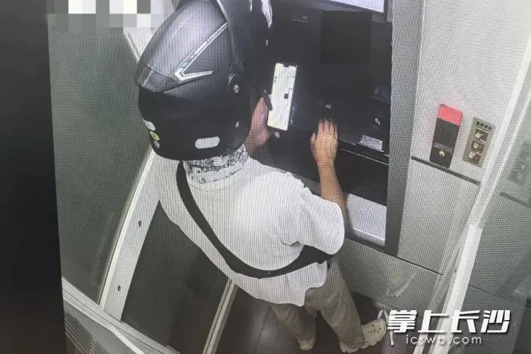 刘某取钱监控视频截图。来源：湘江新区公安