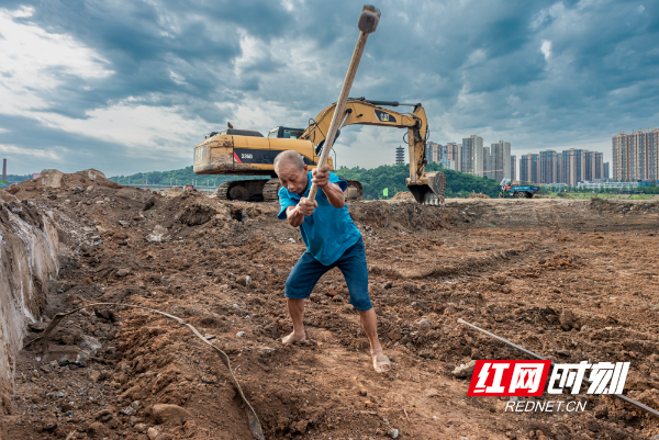 （26）2022年7月17日，湘江西路建设中拾荒市民.jpg