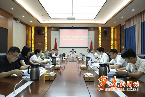 胡勇刚主持召开县委深入贯彻中央八项规定精神学习教育读书班暨理论学习中心组2025年第八次集体学习_副本500.jpg